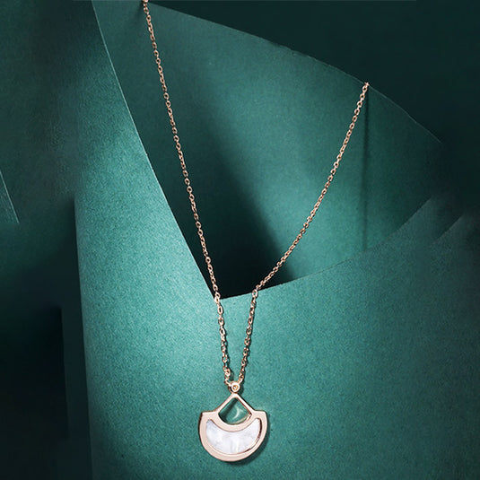 Minimal Round Pendant Necklace